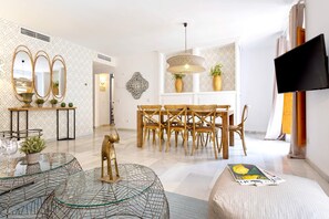 Apartment (4 Bedrooms) | Living area