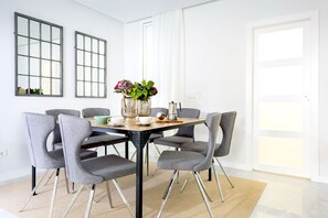 تناول الطعام داخل الغرفة