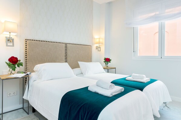 Appartement (3 Bedrooms) | 3 chambres, fer et planche à repasser, Wi-Fi gratuit, draps fournis