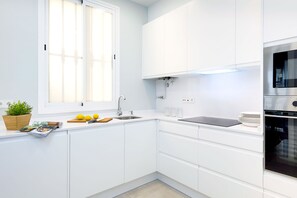 Apartment (3 Bedrooms) | Private kitchen | Full-size fridge, microwave, oven, stovetop