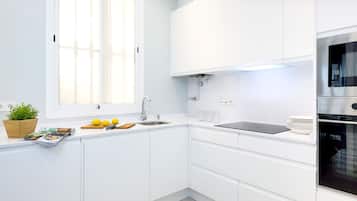 Apartment (3 Bedrooms) | Private kitchen | Full-size fridge, microwave, oven, stovetop