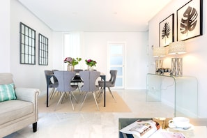 Appartement (3 Bedrooms) | Restauration dans la chambre