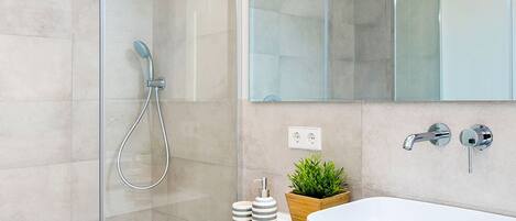 Apartment (3 Bedrooms) | Bathroom | Shower, free toiletries, hair dryer, towels