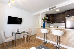 Appartement (1 Bedroom) | Woonruimte | Een 32-inch televisie met kabelzenders