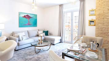 Leilighet (1 Bedroom) | Oppholdsområde | En 32-tommers TV med kabel-kanaler