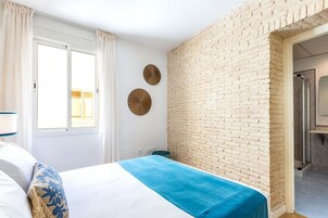 1 habitación, sistema de insonorización y tabla de planchar con plancha 
