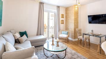 Leilighet (1 Bedroom) | Oppholdsområde | En 32-tommers TV med kabel-kanaler