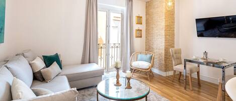 公寓 (1 Bedroom) | 客廳 | 32 吋電視連有線電視頻道