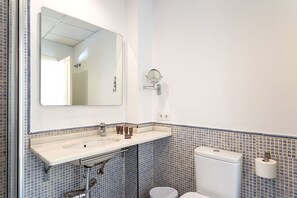 公寓 (1 Bedroom) | 浴室 | 淋浴设施、吹风机、毛巾、肥皂