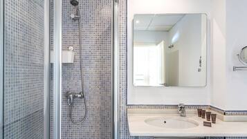 Apartment (1 Bedroom) | Bathroom | Shower, hair dryer, towels, soap