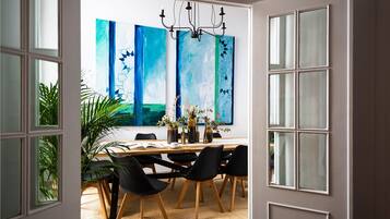 Appartement (4 Bedrooms) | Dineren in de kamer