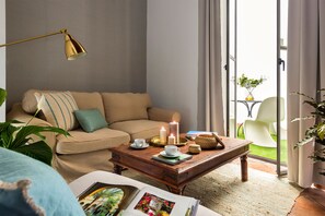 아파트 (4 Bedrooms) | 거실 공간 | 케이블 채널 시청이 가능한 32인치 TV