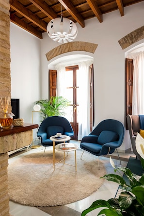 Appartement (4 Bedrooms) | Coin séjour | Télévision de 32 pouces avec chaînes par câble