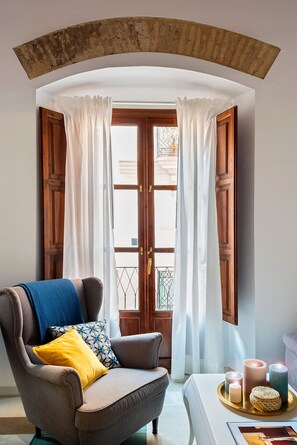 Appartement (4 Bedrooms) | Coin séjour | Télévision de 32 pouces avec chaînes par câble