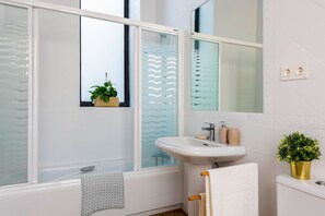 Apartment (4 Bedrooms) | Badezimmer | Badewanne und Dusche (separat), Komfortbadewanne, Haartrockner, Bidet