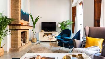 Appartement (4 Bedrooms) | Woonruimte | Een 32-inch televisie met kabelzenders