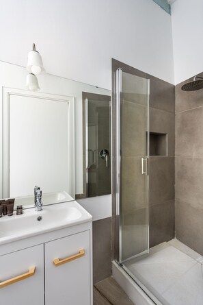 Appartement, 1 slaapkamer | Badkamer | Een douche, handdoeken, zeep, shampoo