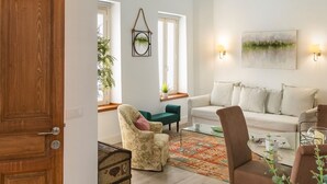 32-inch TV with cable channels - Beatiful & Quiet 1Bd Apartment Near the Cathedral, Padre Marchena III (Seville)