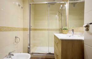 Apartment, 1 Schlafzimmer | Badezimmer | Dusche, Haartrockner, Handtücher, Seife