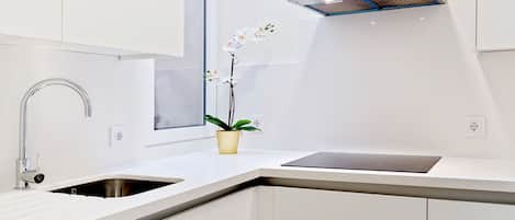 Apartment (3 Bedrooms) | Private kitchen | Full-sized fridge, microwave, oven, stovetop