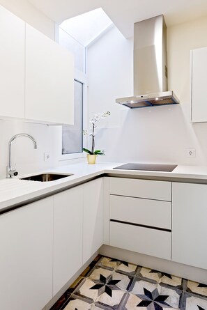 Lejlighed (3 Bedrooms) | Privat køkken | Køleskab/fryser i fuld størrelse, mikrobølgeovn, ovn, kogeplade
