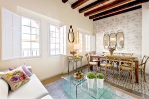 아파트 (3 Bedrooms) | 거실 공간 | 케이블 채널 시청이 가능한 32인치 TV