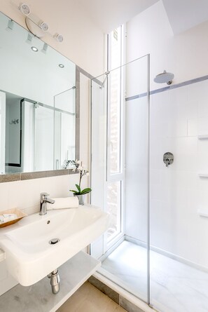 Apartment (3 Bedrooms) | Badezimmer | Dusche, Haartrockner, Handtücher, Seife