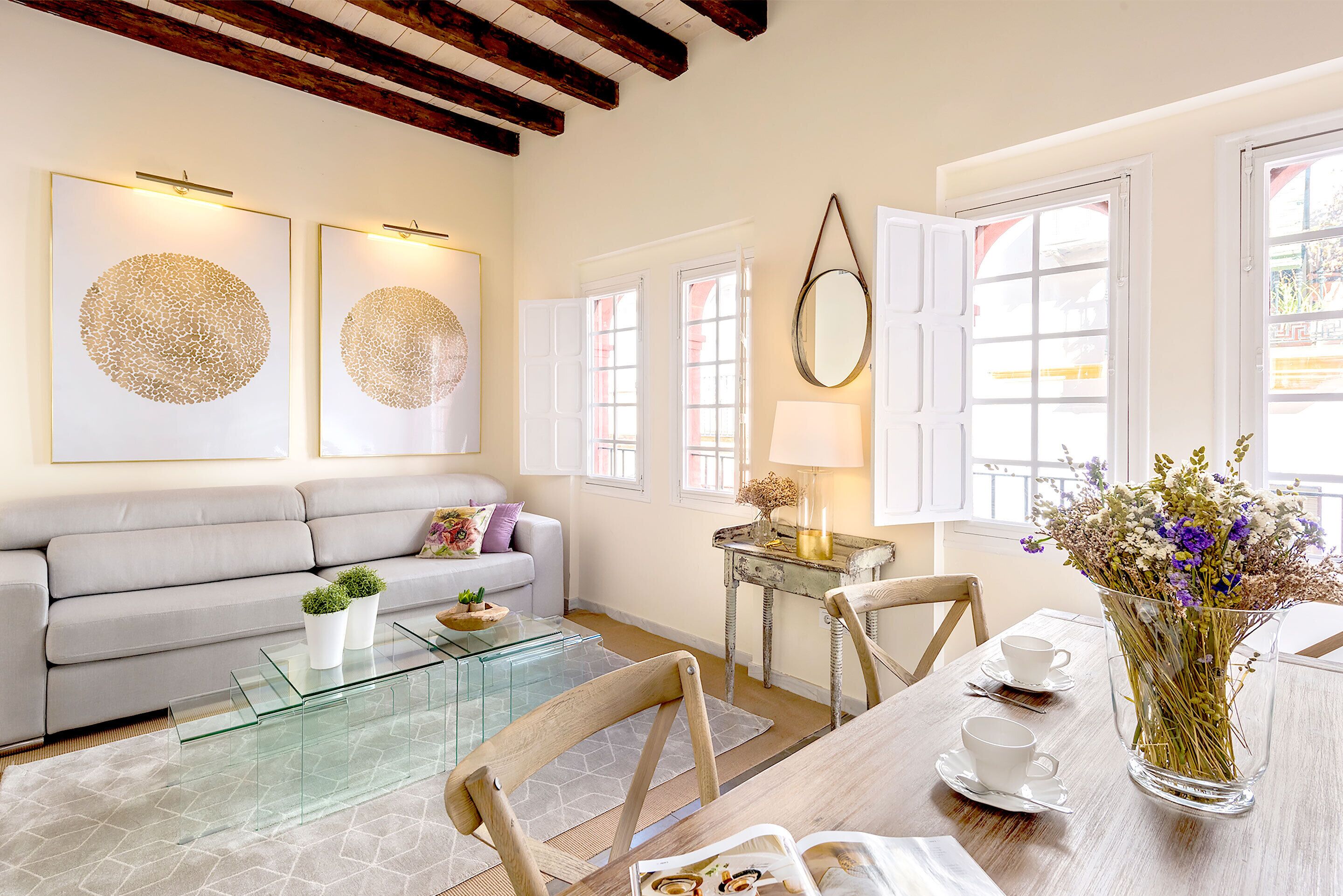 Appartement (3 Bedrooms) | Woonruimte | Een 32-inch televisie met kabelzenders