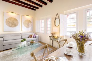 Apartment (3 Bedrooms) | Living area