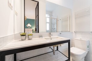 Bathroom - 4pax. With 2 Bds. & 2 Bathrooms Next to Atocha Train Station (Madrid)