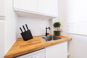 Full-size fridge, microwave, oven, stovetop