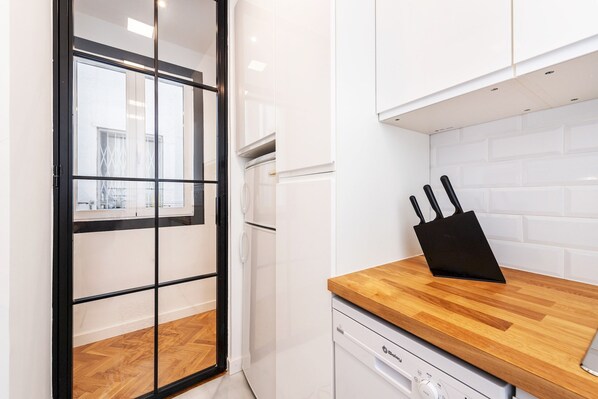 Großer Kühlschrank, Mikrowelle, Ofen, Herdplatte