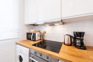 Grand réfrigérateur, micro-ondes, four, plaque de cuisson