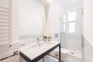 Apartment, 2 Schlafzimmer | Badezimmer | Dusche, Haartrockner