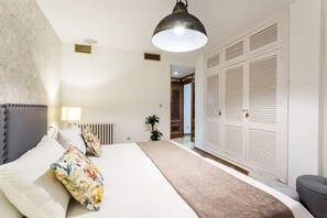 Apartment (3 Bedrooms) | 3 bedrooms, iron/ironing board, free WiFi, bed sheets