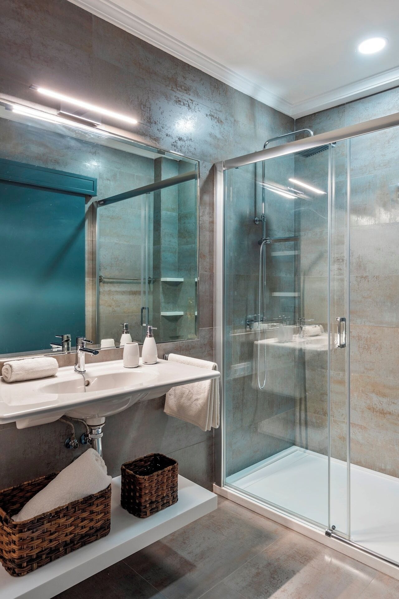 Appartement (4 Bedrooms) | Badkamer | Een aparte badkuip en douche, een haardroger, een bidet, handdoeken
