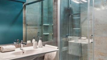 Appartement (4 Bedrooms) | Badkamer | Een aparte badkuip en douche, een haardroger, een bidet, handdoeken