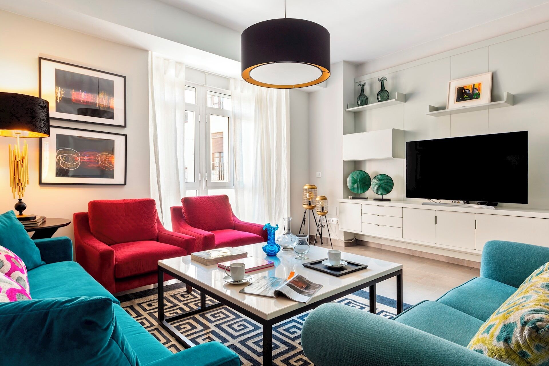 Huoneisto (4 Bedrooms) | Oleskelualue | 32–tuumainen televisio, jossa kaapelikanavat