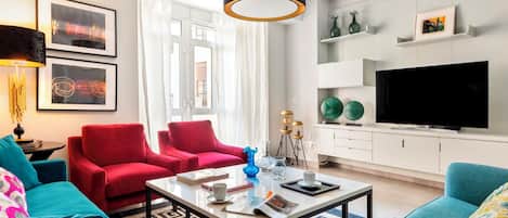 Huoneisto (4 Bedrooms) | Oleskelualue | 32–tuumainen televisio, jossa kaapelikanavat