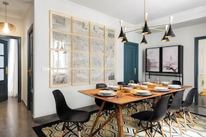 Apartment (4 Bedrooms) | In-room dining