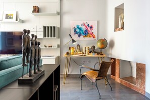 شقة (4 Bedrooms) | منطقة المعيشة | تلفزيون بحجم 32-بوصة يعرض قنوات تلفزيونية باشتراك مدفوع