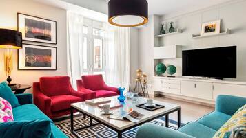 Appartement (4 Bedrooms) | Woonruimte | Een 32-inch televisie met kabelzenders