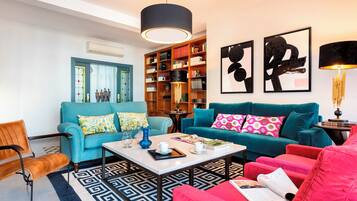 Appartement (4 Bedrooms) | Woonruimte | Een 32-inch televisie met kabelzenders