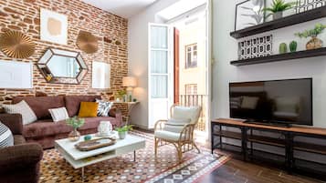 Apartamento (3 Bedrooms) | Área de estar | TV 32 polegadas com canais a cabo