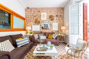 公寓 (3 Bedrooms) | 起居区 | 32-英寸电视(配备有线频道)