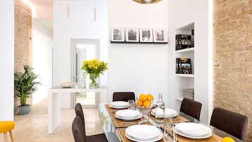 Appartement (3 Bedrooms) | Dineren in de kamer