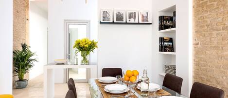 Appartement (3 Bedrooms) | Restauration dans la chambre