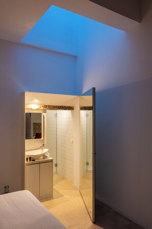 Apartment (1 Bedroom) | Bathroom | Shower, hair dryer, towels, soap - Genteel Home Santa Teresa (Seville)