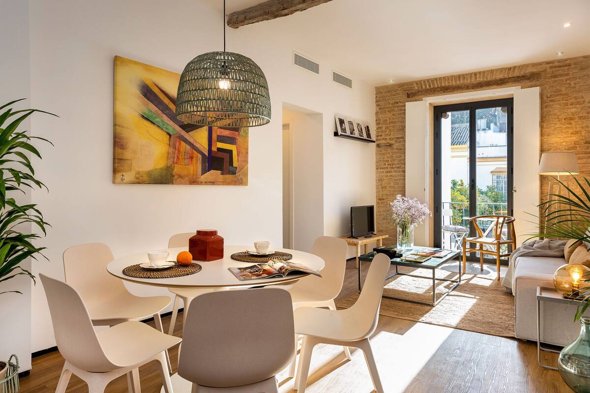 아파트 (3 Bedrooms) | 거실 공간 | 케이블 채널 시청이 가능한 32인치 TV