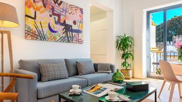 Appartement (2 Bedrooms) | Woonruimte | Een 32-inch televisie met kabelzenders